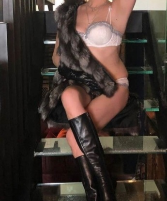 Мои возможности огромны – я готова создать атмосферу уюта, заботы и безумного восторга для каждого моего клиента. 💋💫 Ты можешь быть уверен, что со мной ты найдешь все, о чем мечтал! Раскрою твои самые сокровенные фантазии и превратим их в реальность. Я всегда настроена на позитив, так что смело можешь расслабиться и наслаждаться моей компанией. У меня есть отличные отзывы обо мне, которые показывают мою профессиональность и индивидуальный подход к каждому клиенту. Мои фотографии полностью соответствуют действительности и придадут твоим фантазиям дополнительную страсть. Я знаю, что ты жаждешь новых приключений, так что не упускай возможность провести время в Москве со мной! 💫🌃 Я жду тебя! 708, 52 года